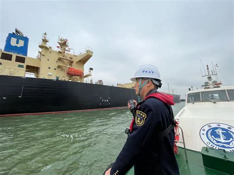 江苏海事局 海事动态 仪征海事监管事权划转首日扬州海事局组织开展联合执法行动