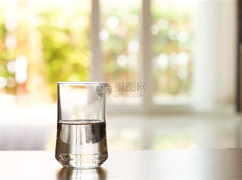 桌边的水杯子放高清图片下载-正版图片502805557-摄图网