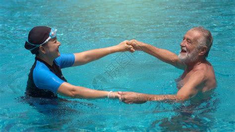 水池丈夫老年妇在游泳池共中放松户外高清图片下载-正版图片307719730-摄图网