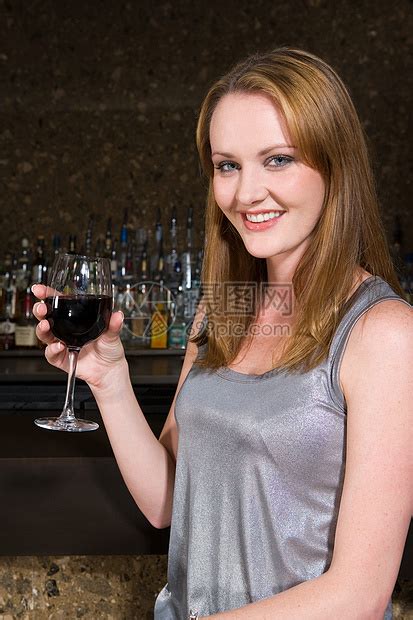 酒吧里的年轻女人头发女性餐厅乐趣微笑咖啡店娱乐闲暇成人享受高清图片下载-正版图片321817324-摄图网
