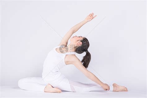 年轻女孩在做瑜伽高清图片下载-正版图片500834777-摄图网