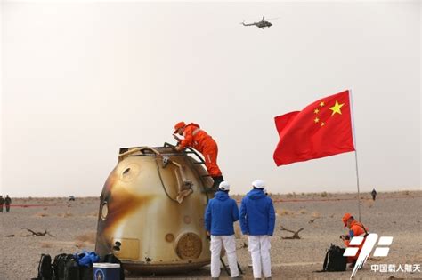 返回舱着陆舱门开启后搜救分队人员向舱内航天员问好_中国载人航天官方网站