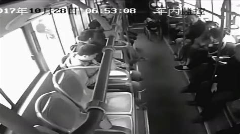暖心！合肥111路公交车司机扶抱轮椅老人上下车 获乘客好评_腾讯视频