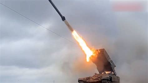 俄军“日炙”火箭炮向乌军密集开火 重炮猛攻摧毁乌军事阵地_腾讯视频