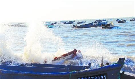 惊险！海南一渔船遇风浪沉没，所幸32名船员全部获救_凤凰网视频_凤凰网
