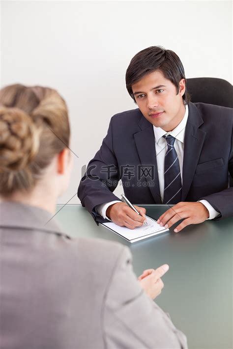 一位年轻经理面试一位女性申请人的肖像高清摄影大图-千库网