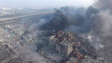 天津：工地彩钢板房着火，现场火势猛烈，消防人员紧急灭火_腾讯视频