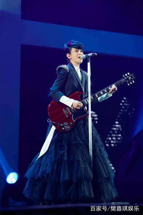 戴佩妮43岁似少女，因一首歌火遍亚洲，5获金曲奖却错过生育年龄_刘宇宁