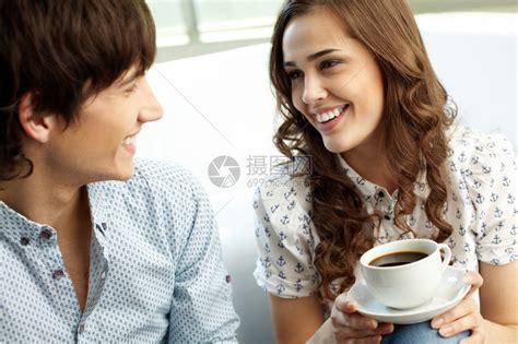 幸福的夫妻满怀深情地看着对方高清图片下载-正版图片502706058-摄图网