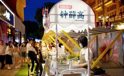 探访「茅台冰淇淋」上海首店：现场无人排队，红色经典原味卖得最多 | Foodaily每日食品