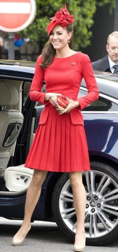 凯特王妃再次惊艳了！两次穿“焦糖色”风衣，不穿丝袜最美丽！