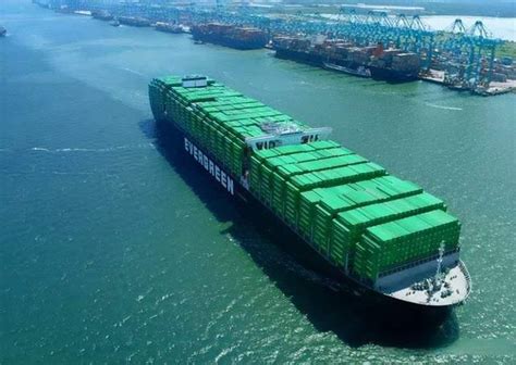 世界上最大的货轮:最多能装2万个集装箱(由中国设计)_小狼观天下