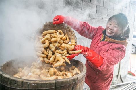 贵州毕节：探访传统古法天麻蒸制技艺-人民图片网