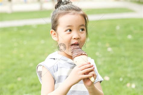学龄前儿童休闲活动户外小女孩吃冰淇淋高清图片下载-正版图片501940253-摄图网