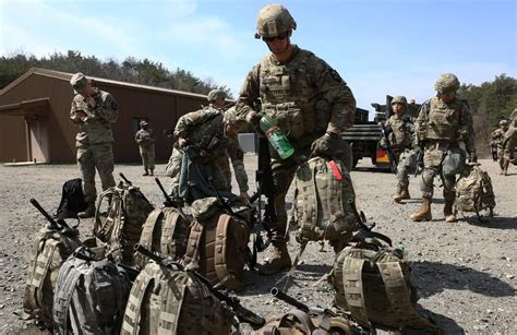 美军向微软采购10万台AR设备训练：打仗像玩游戏_凤凰网