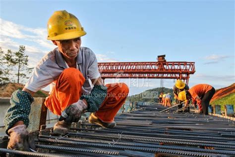 江西萍乡：萍莲高速建设工人战高温保进度-人民图片网