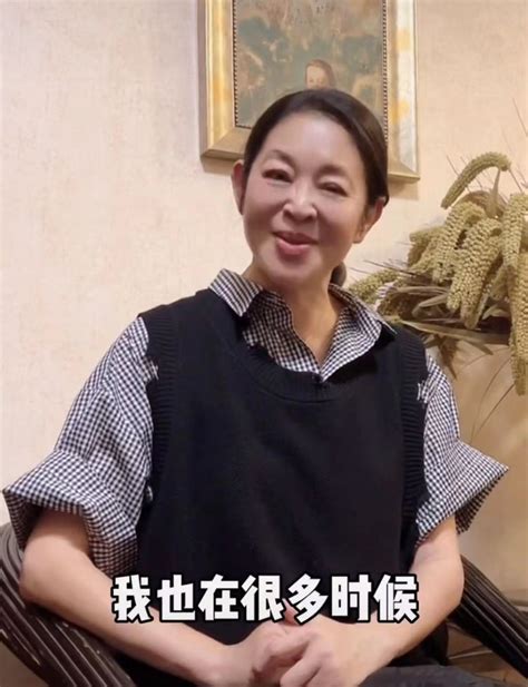 反差大！60岁倪萍今昔对比，瘦成网红脸，情史坎坷