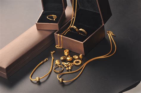 老字号黄金珠宝品牌“老庙黄金”更换全新LOGO_深圳VI设计-全力设计