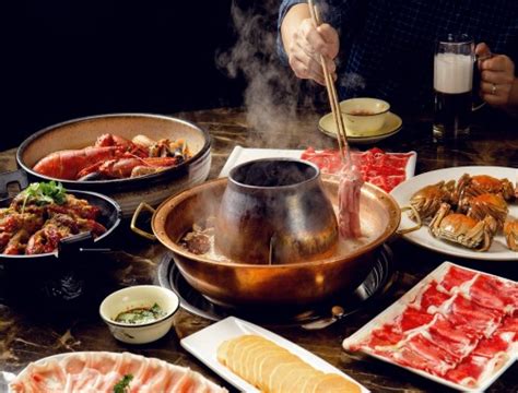 铜锅涮肉是北方人秋冬必备美食，为什么要用铜火锅+木炭？_八旗
