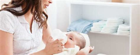 新生儿喂奶姿势怎么才正确 如何给宝宝喂奶_知秀网