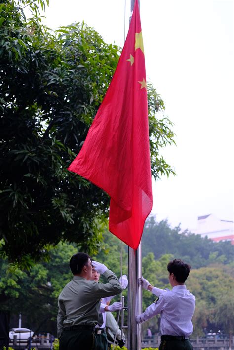 学校举行2020级新生升国旗仪式暨军训动员大会-湖南理工学院党委学工部