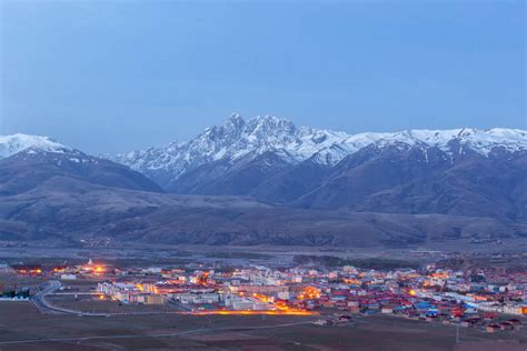 村庄附上山著名的地标四川省甘孜县-包图企业站