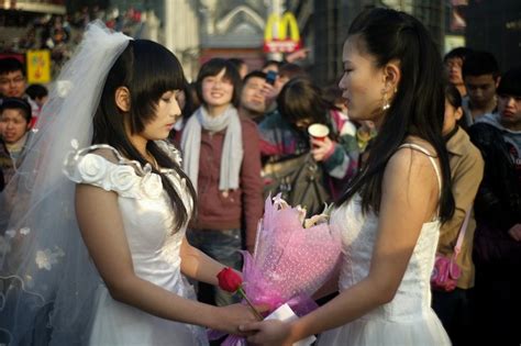 武汉上演“同志婚礼” 行为艺术倡导文化包容 - 飞赞