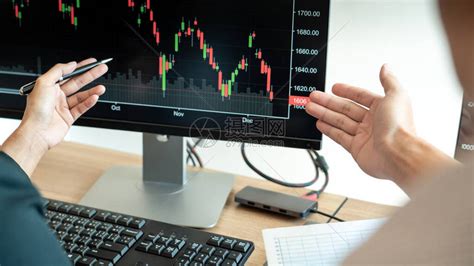 在股票市场投资交易金融图表数据分析的多个计算机屏幕上谈论外汇的工作商人经纪人高清图片下载-正版图片506424210-摄图网
