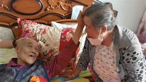 88岁老人临终告别，为83岁老伴擦干眼泪不断安慰：和你这辈子很幸福_腾讯视频
