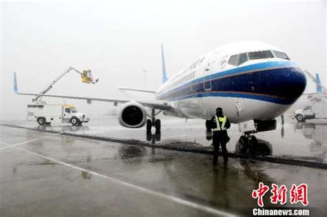 新疆乌鲁木齐大雪袭城 南航数十航班进行除冰作业 -天山网 - 新疆新闻门户