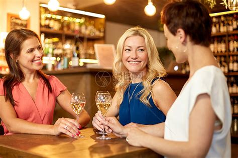 人们,庆祝生活方式的快乐的女人喝葡萄酒,酒吧餐馆聊天快乐的女人酒吧餐馆喝酒高清图片下载-正版图片300053543-摄图网