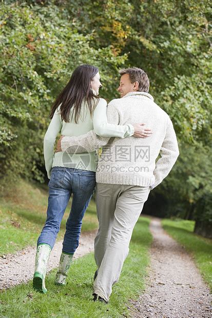 在公园里微笑的路上行走在户外的情侣情感男性闺蜜夫妇成年人中年伙伴女性男朋友女朋友高清图片下载-正版图片320170039-摄图网