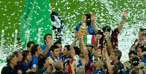 意大利点球大战击败英格兰，球迷高举双手庆祝胜利_东方体育