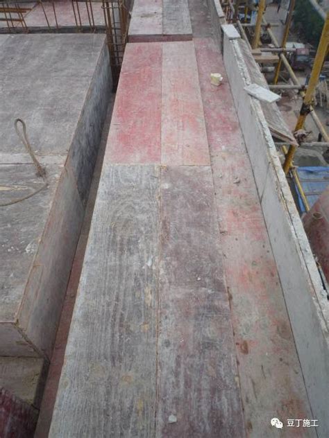 大量回收建筑施工材料工地废旧木材剩余短木头方子收二手模板
