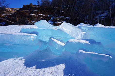 2024这大块大块的蓝冰，带来视觉的享受，太震撼。真是爱死这个冰封世界了。这里不仅有蓝冰，还有蓝色的冰柱_萨满岩石-评论-去哪儿攻略