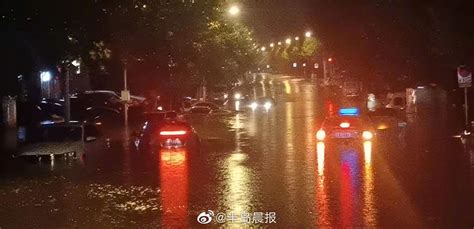 凌晨三点，下着雨，广东9岁男孩独自一人往高速跑…_伍晓程_高速公路_护栏