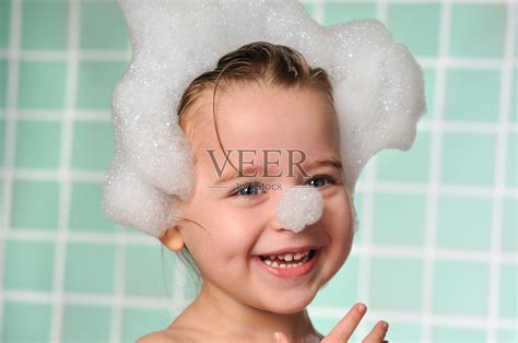 美丽的年轻女孩在洗澡时玩泡泡照片摄影图片_ID:144924470-Veer图库