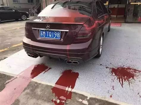 黄桥一奔驰车被泼红油漆，多处被写上“死”“杀死”！