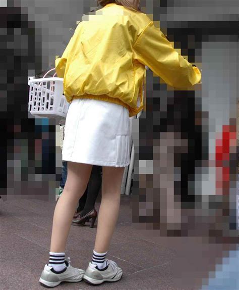 日本街头传单妹衣不蔽体 弯腰取物让你激动不已_3DM单机