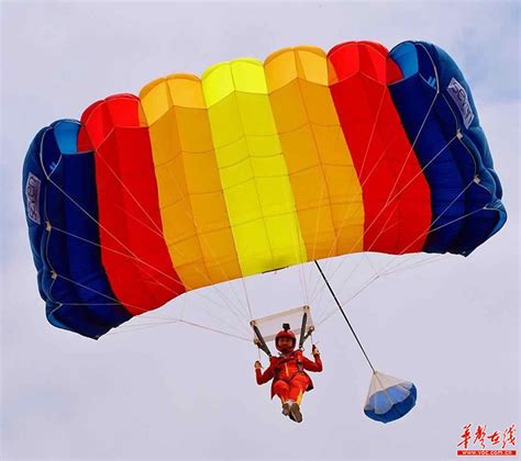 破纪录！湖南“女飞人”株洲方特上空挑战300米低空跳伞 - 原创 - 华声文旅 - 华声在线