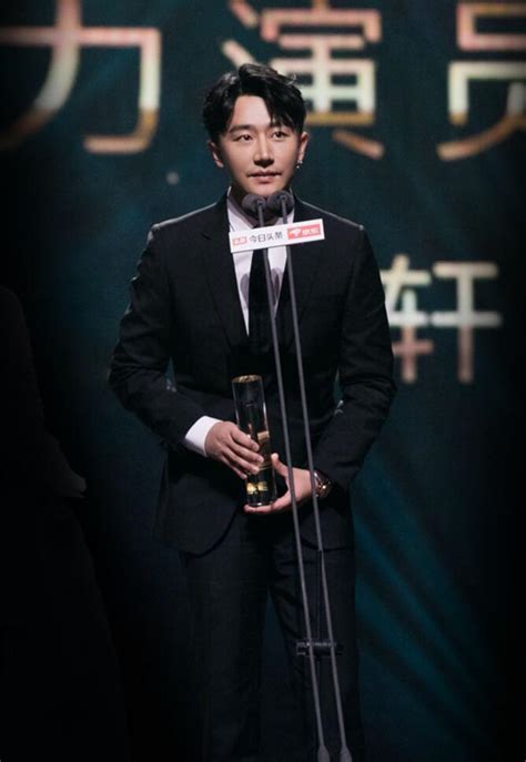 黄轩出席年度盛典 荣获“年度魅力演员”称号 - 图片 - 明星网