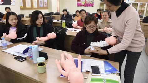 解放日报·上观新闻：首批育婴员保育员通过培训获国家证书，今年托育从业者可扩充千人，并持职业道德证书