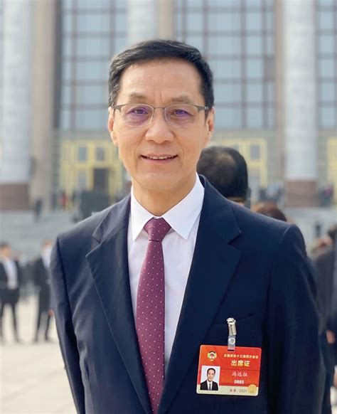 冯远征就任北京人艺第五任院长 史上首位演员院长_新闻频道_中华网
