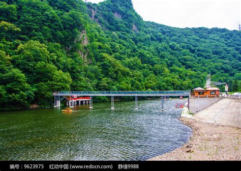 本溪关山湖琉璃桥与河流山峰高清图片下载_红动中国