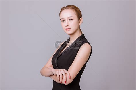 职业女性模特抱胸动作高清图片下载-正版图片500798945-摄图网