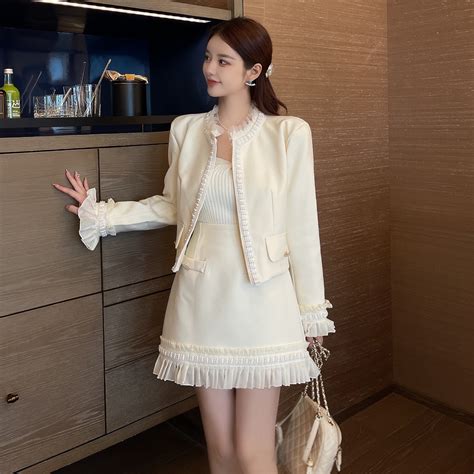 温柔西服图片女生头像
