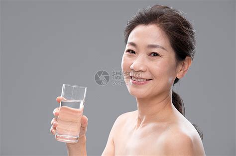 中年女人拿着玻璃杯喝水高清图片下载-正版图片501907519-摄图网