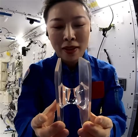 2022年3月23日下午，中国空间站“天宫课堂”开展第二次太空授课活动，航天员老师王亚平用水将两个塑料板连接起来，搭建了一座液体桥，如图所示 ...