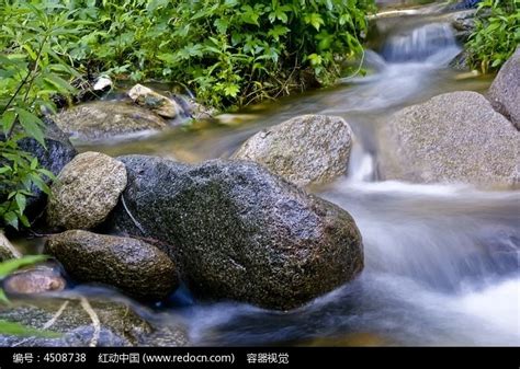山石旁的河道小溪高清图片下载_红动中国