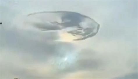 新疆多地上空现不明飞行物（UFO），天空出现巨大发光不明飞行物_腾讯视频